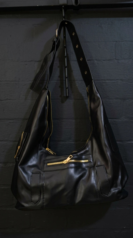 کیف دوشی چرمی مشکی با زیپ طلایی – Black Leather Shoulder Bag with Gold Zippers