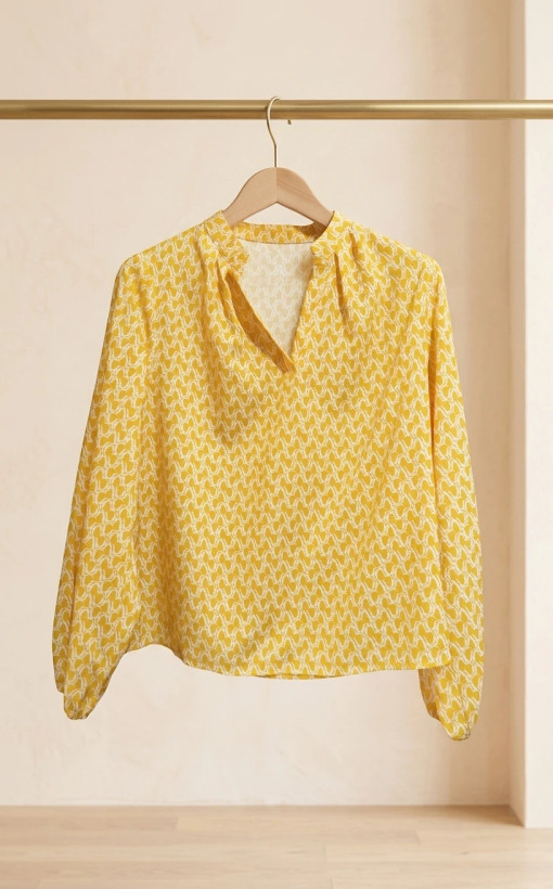 بلوز زنانه زرد طرحدار یقههفت – Yellow Patterned V‑Neck Blouse