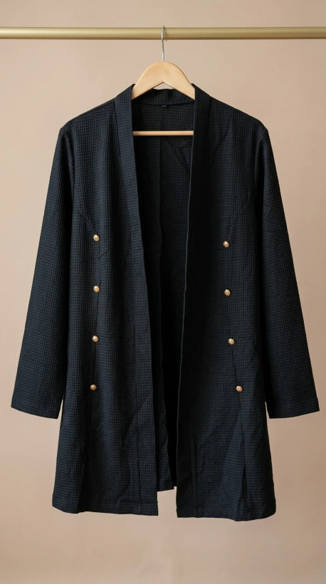 مانتوی مشکی بافت ریز و دکمههای طلایی تزئینی (Black Textured Open‑Front Coat)