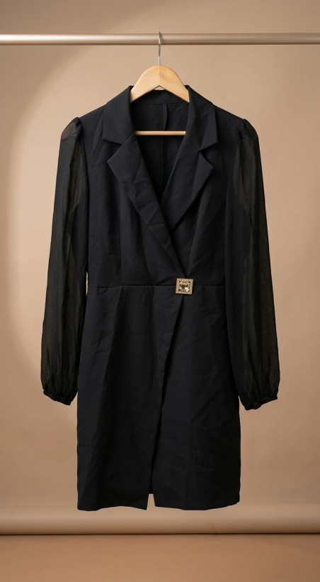 مانتوی مشکی مجلسی با آستین حریر و سگک نگیندار (Black Sheer‑Sleeve Evening Coat with Crystal Buckl