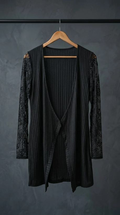مانتوی مشکی جلوباز با آستین گیپور (Black Open‑Front Ribbed Cardigan with Lace Sleeves)