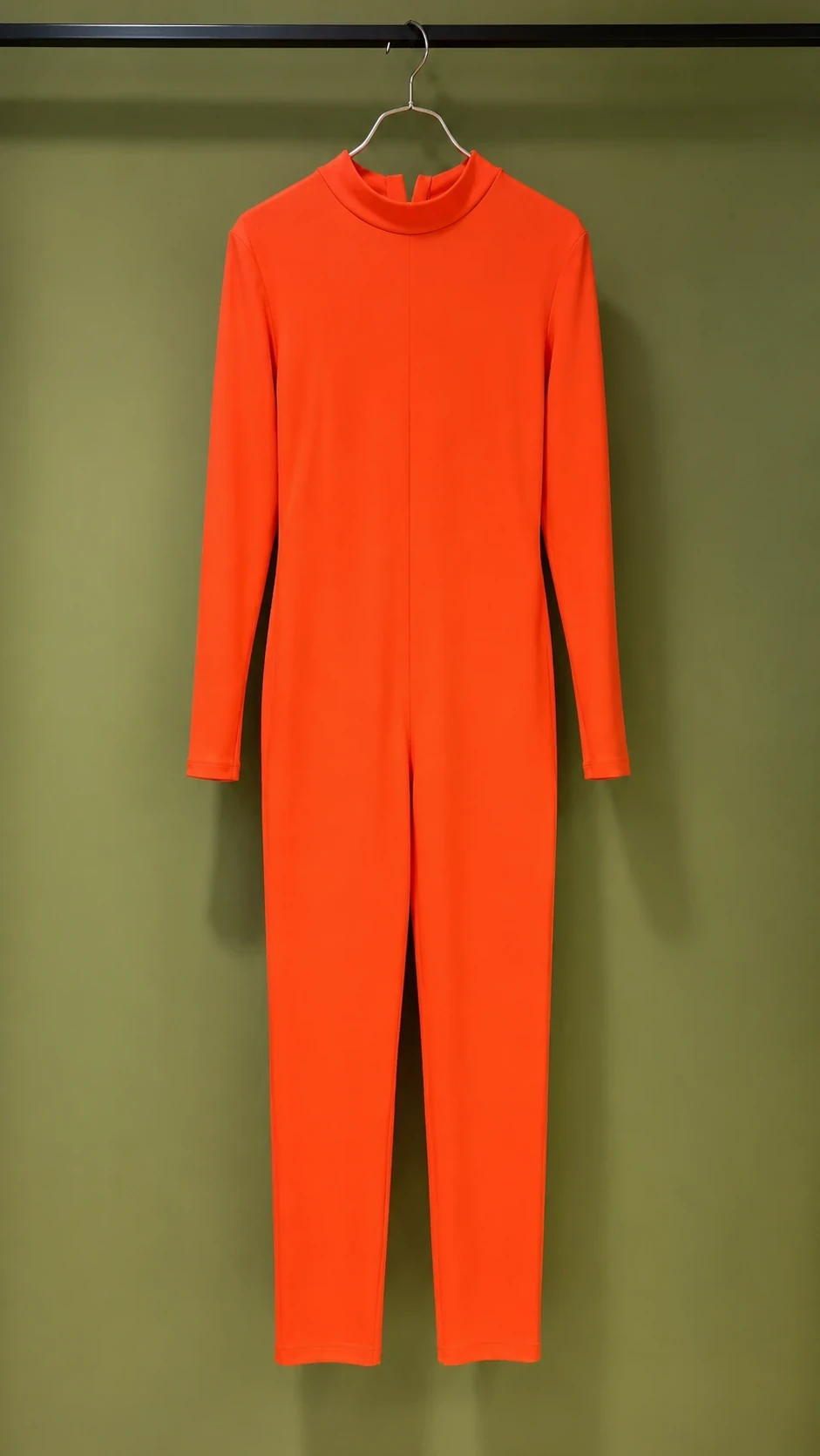 سرهمی زنانه نارنجی با یقه‌اسکیمو بلند (Orange High-Neck Fitted Jumpsuit)