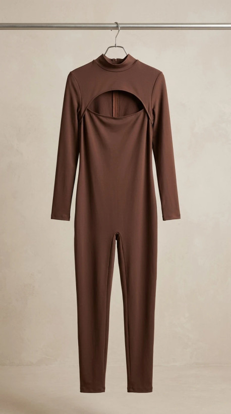 سرهمی زنانه جذب قهوهای با برش نیمدایرهی جلوی سینه (Cut-Out Chest Brown Bodycon Jumpsuit)
