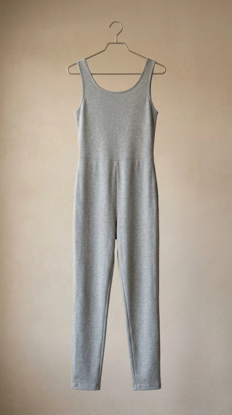 سرهمی زنانه ساده خاکستری ریب کشی (Grey Ribbed Sleeveless Jumpsuit)