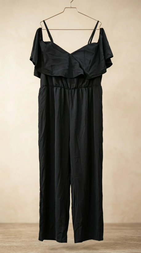 سرهمی زنانه مشکی با یقه رافل و بند اسپگتی (Black Ruffled Off-Shoulder Jumpsuit)