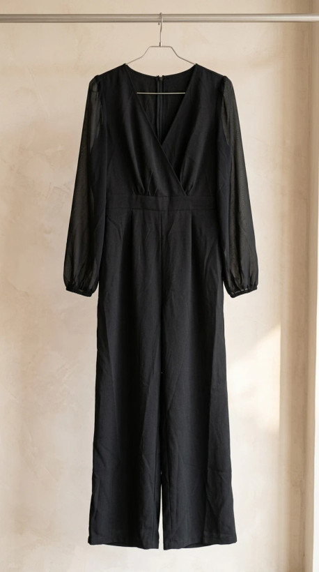 سرهمی زنانه مشکی یقهدیپ V با آستینهای حریر (Black Deep‑V Jumpsuit with Sheer Sleeves)