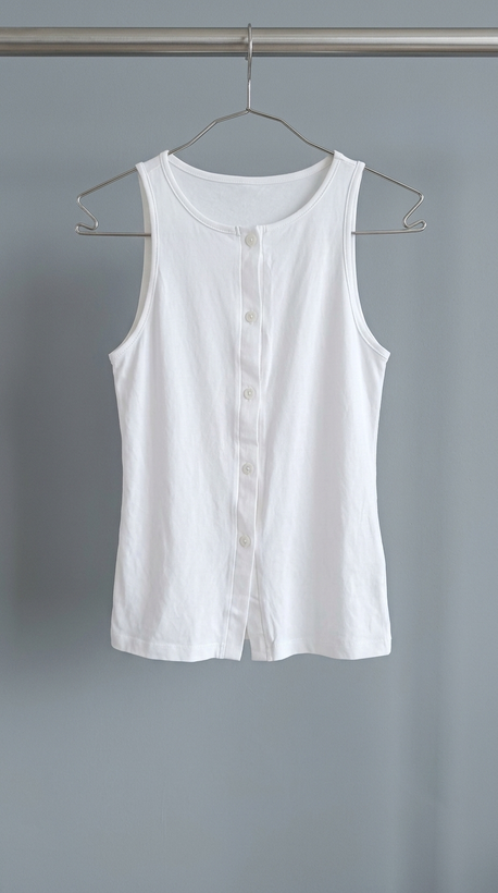 تاپ سفید دکمهدار زنانه (White Button‑Front Tank Top)