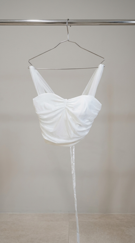 تاپ بندی سفید تور-رو با چین مرکزی (White Mesh‑Overlay Ruched Sleeveless Top)