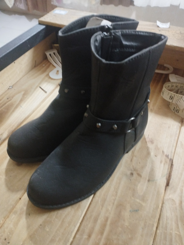 نیم بوت چرم زنانه مدل Black Studded Strap