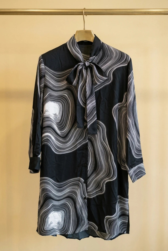 شومیز زنانه مشکی طرح موجی با یقه پاپیونی – Black Wave‑Print Bow‑Tie Blouse توضیح کوتاه سئو