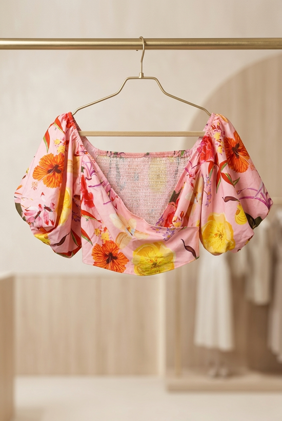 تاپ کراپ گشاد گلدار یقه افتاده – Pink Floral Off‑Shoulder Puff‑Sleeve Crop Top