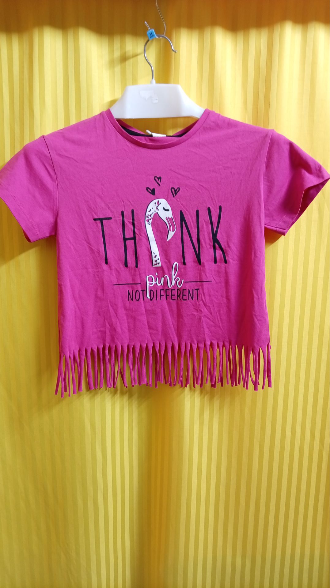 تیشرت فانتزی صورتی مدل “THINK PINK” با طراحی لبه ریش‌ریش