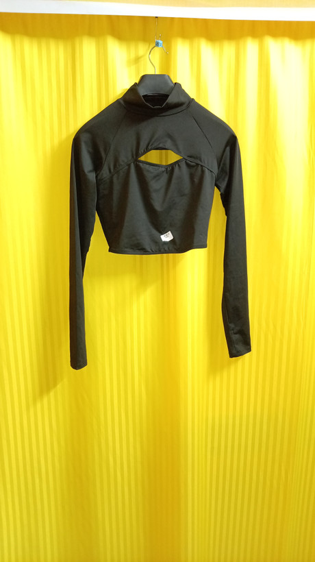 بلوز کراپ آستینبلند مشکی با پشت باز گرهای – Black Mock-Neck Cutout Twist-Back Crop Top